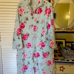 Beautiful and soft Miss Elaine bathrobe size large.